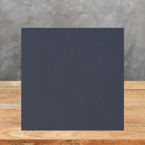 Muestra 10 x 10 cm de Pizarra Negra Lisa en acabado liso sobre superficie de madera