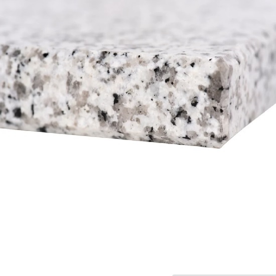 Canto biselado de encimera en Granito Blanco Cristal con motas negras y grises