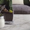 Mesa de centro con cuarcita Cristallo traslúcida en salón moderno
