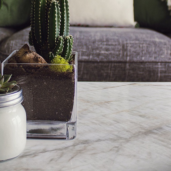 Mesa de centro con cuarcita Cristallo traslúcida en salón moderno