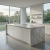 Isla de cocina con encimera cuarcita Lumix en cocina blanca minimalista