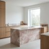 Encimera cuarcita Lumix Pink en cocina minimalista con madera clara
