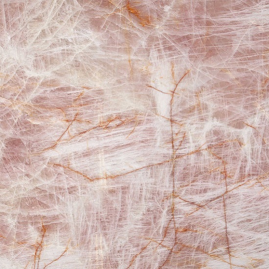 Cuarcita Lumix Pink detalle textura con vetas blancas y doradas