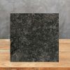 Muestra 10 x 10 cm de Granito Steel Gray acabado pulido sobre madera