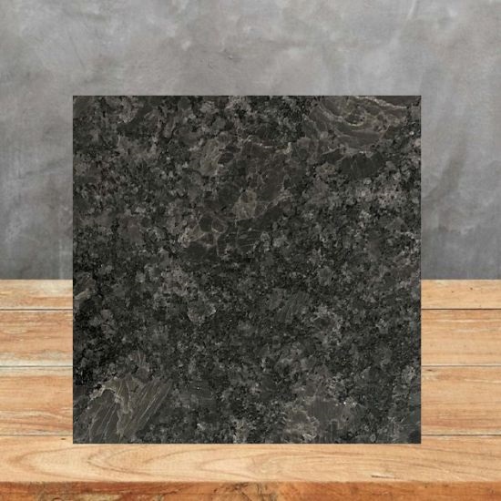 Muestra 10 x 10 cm de Granito Steel Gray acabado pulido sobre madera