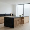 Encimera cuarcita Naturamia Hydra negra en cocina minimalista con isla y taburetes
