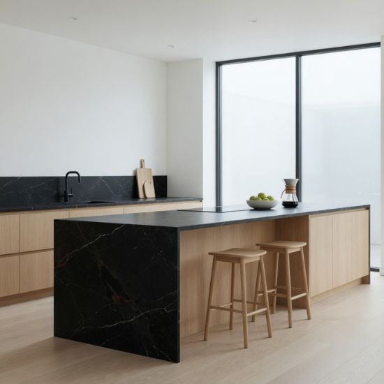 Encimera cuarcita Naturamia Hydra negra en cocina minimalista con isla y taburetes