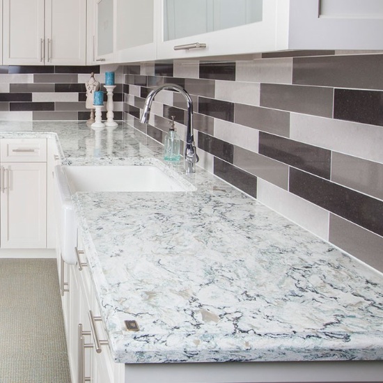 ncimera de cocina en cuarzo blanco azul con canto pecho de paloma y armarios blancos