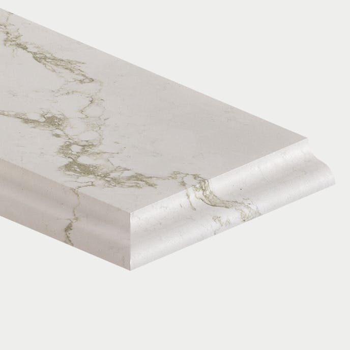 Detalle de canto pecho de paloma en encimera de cuarzo blanco Silestone con vetas doradas