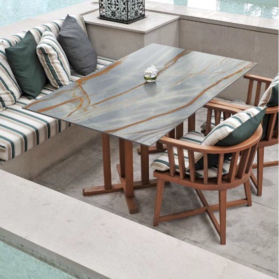Canto recto en mesa exterior Techlam Arctic Blue con vetas doradas junto a la piscina