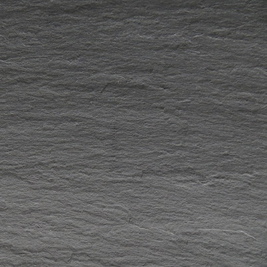 Textura rugosa detallada de la Pizarra Rugosa Negra con acabado natural mate y relieve pronunciado