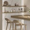 Revestimiento de pared y encimera en porcelánico Techlam Alhambra con mesa de madera