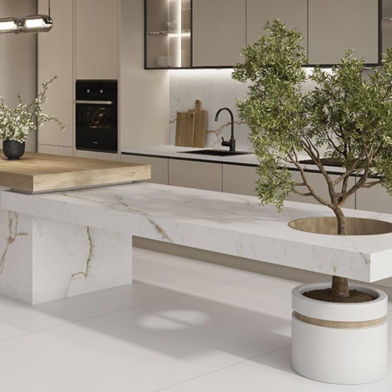 sla de cocina en porcelánico Techlam Alhambra con árbol interior