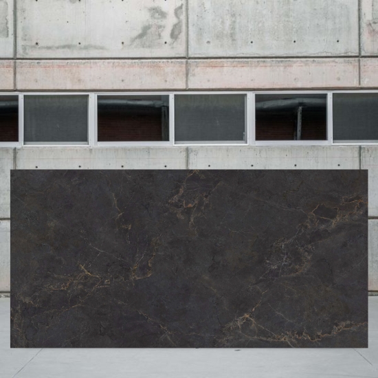 Placa jumbo Techlam Cosmopolitan Black 320x190 cm negro con vetas doradas