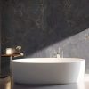 Baño de lujo con pared Techlam Cosmopolitan Black y bañera exenta