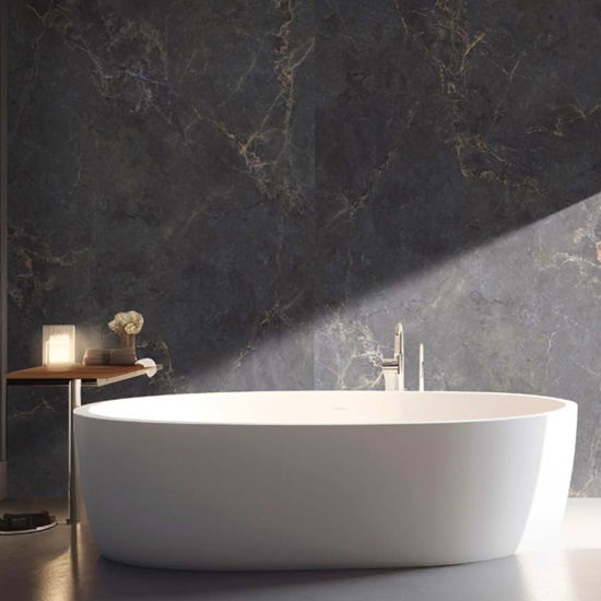 Baño de lujo con pared Techlam Cosmopolitan Black y bañera exenta