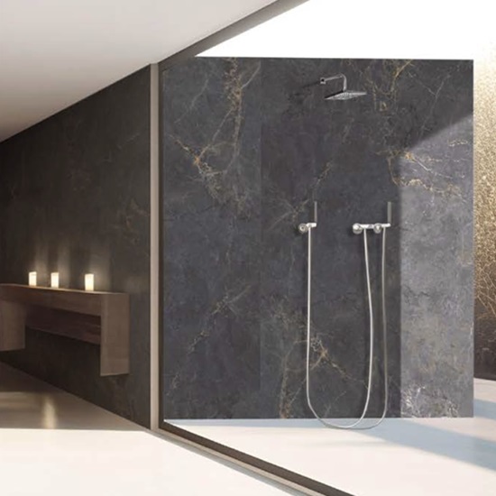 Plato de ducha y pared con Techlam Cosmopolitan Black negro con vetas doradas