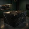 Isla de cocina con encimera Techlam Cosmopolitan Black en cocina verde oscura