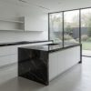 Isla de cocina con encimera Techlam Cosmopolitan Black en cocina blanca minimalista