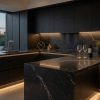 Encimera y backsplash Techlam Cosmopolitan Black en cocina negra de lujo