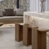 etalle de taburetes de madera junto a encimera de porcelánico Techlam Delta