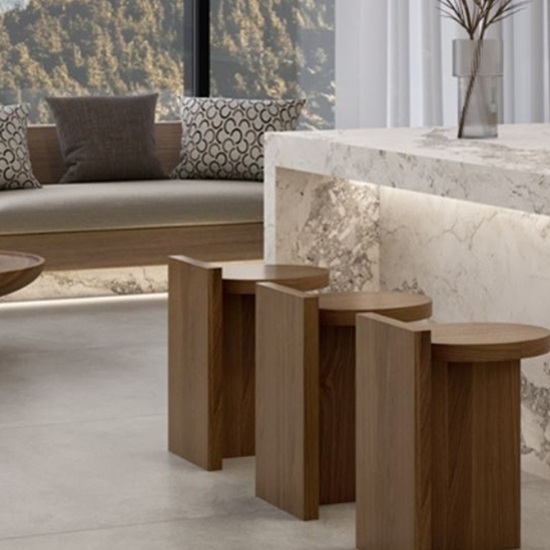 etalle de taburetes de madera junto a encimera de porcelánico Techlam Delta