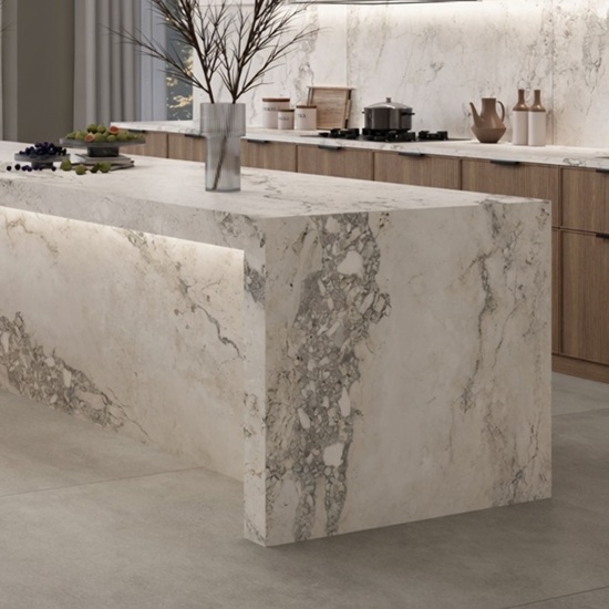 Isla de cocina iluminada en porcelánico Techlam Delta con vetas grises visibles