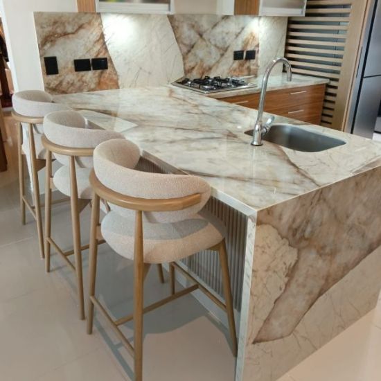 Isla de cocina en porcelánico Techlam Patagonia con taburetes y salpicadero a juego