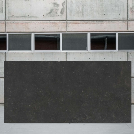 Losa jumbo 320 x 160 cm de porcelánico Techlam Pierre Bleue negro antracita