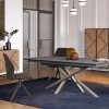 Mesa de comedor en porcelánico Techlam Pierre Bleue negro antracita con sillas modernas