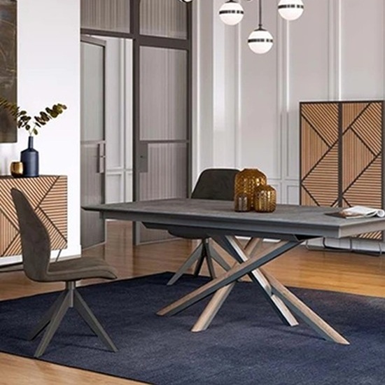 Mesa de comedor en porcelánico Techlam Pierre Bleue negro antracita con sillas modernas