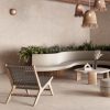 Revestimiento y banco curvo en porcelánico Techlam Salina Cream en salón moderno