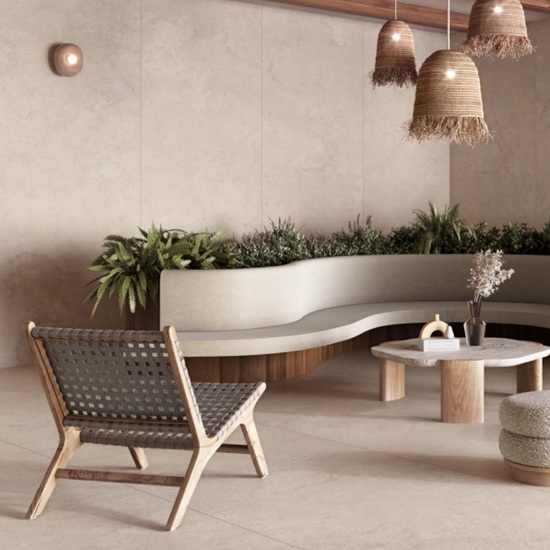 Revestimiento y banco curvo en porcelánico Techlam Salina Cream en salón moderno
