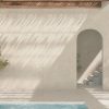 Revestimiento exterior en porcelánico Techlam Salina Cream junto a piscina