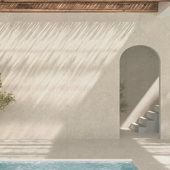 Revestimiento exterior en porcelánico Techlam Salina Cream junto a piscina