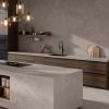 Isla y encimera en porcelánico Techlam Salina Taupe en cocina moderna con madera y negro