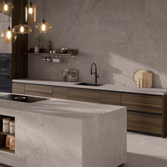 Isla y encimera en porcelánico Techlam Salina Taupe en cocina moderna con madera y negro