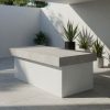 Isla exterior rectangular en porcelánico Techlam Salina Taupe con plantas