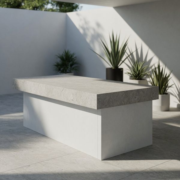 Isla exterior rectangular en porcelánico Techlam Salina Taupe con plantas