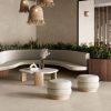 Revestimiento y mobiliario en porcelánico Techlam Salina Taupe en salón moderno