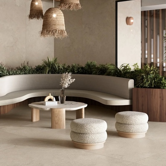 Revestimiento y mobiliario en porcelánico Techlam Salina Taupe en salón moderno