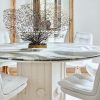 Mesa de comedor con encimera cuarcita Terra Alisia y centro de mesa