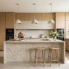 Encimera cuarcita Terra Dolce Vita en isla de cocina moderna con madera clara