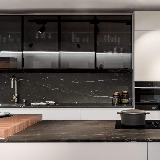 Cocina moderna con encimera y salpicadero en cuarcita Terra Goiana negra