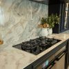 Cocina negra moderna con encimera y salpicadero cuarcita Terra Opalo