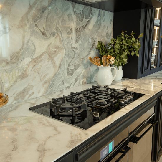 Cocina negra moderna con encimera y salpicadero cuarcita Terra Opalo