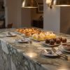 Barra de pastelería con cuarcita Terra Opalo y dulces