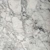 Cuarcita Terra Oriella / Superwhite detalle textura blanca con vetas negras y grises fragmentadas
