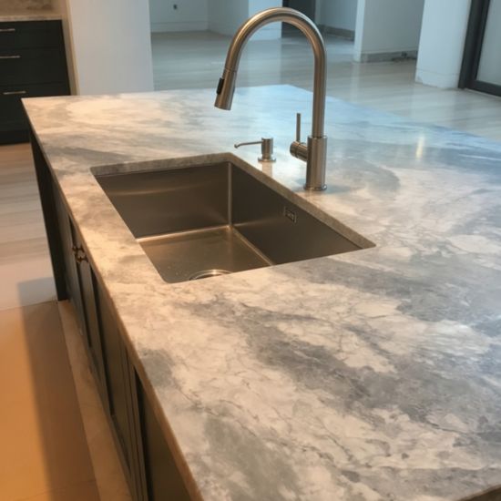 Isla de cocina con fregadero undermount sobre cuarcita Terra Oriella / Superwhite
