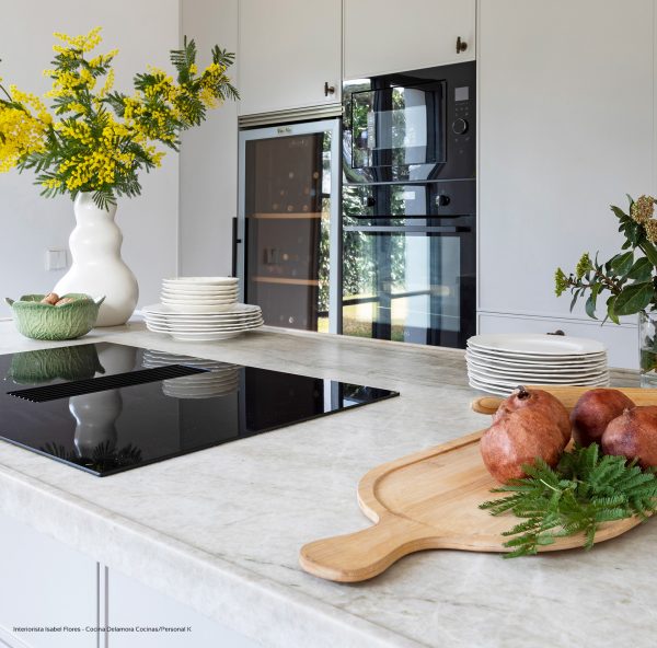 Encimera cuarcita Terra Paraná en cocina moderna blanca con flores amarillas